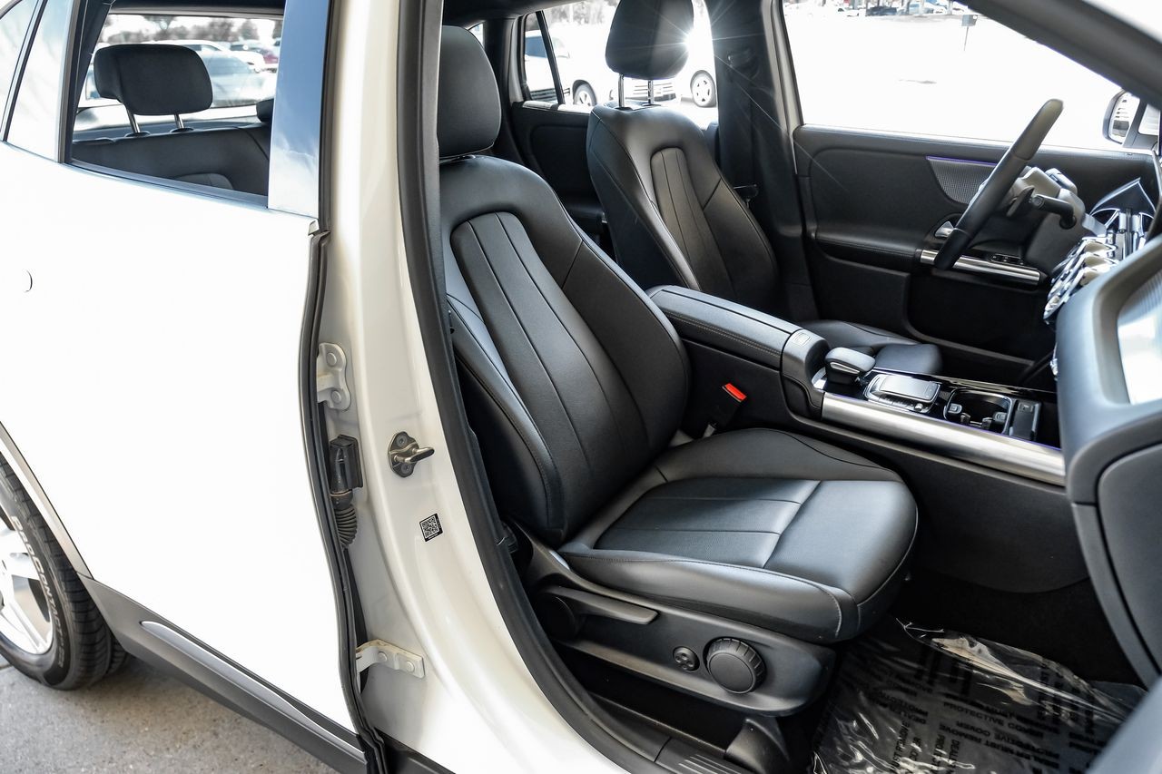 Mercedes-Benz GLA Vehicle Main Gallery Image 36