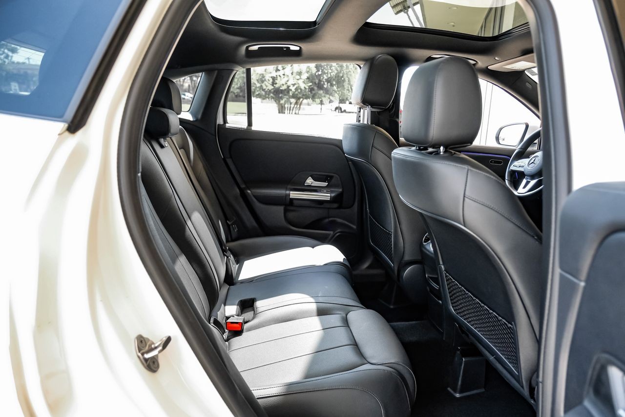 Mercedes-Benz GLA Vehicle Main Gallery Image 38