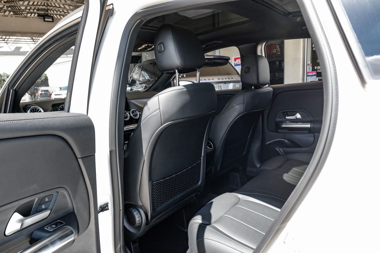 Mercedes-Benz GLA Vehicle Main Gallery Image 40