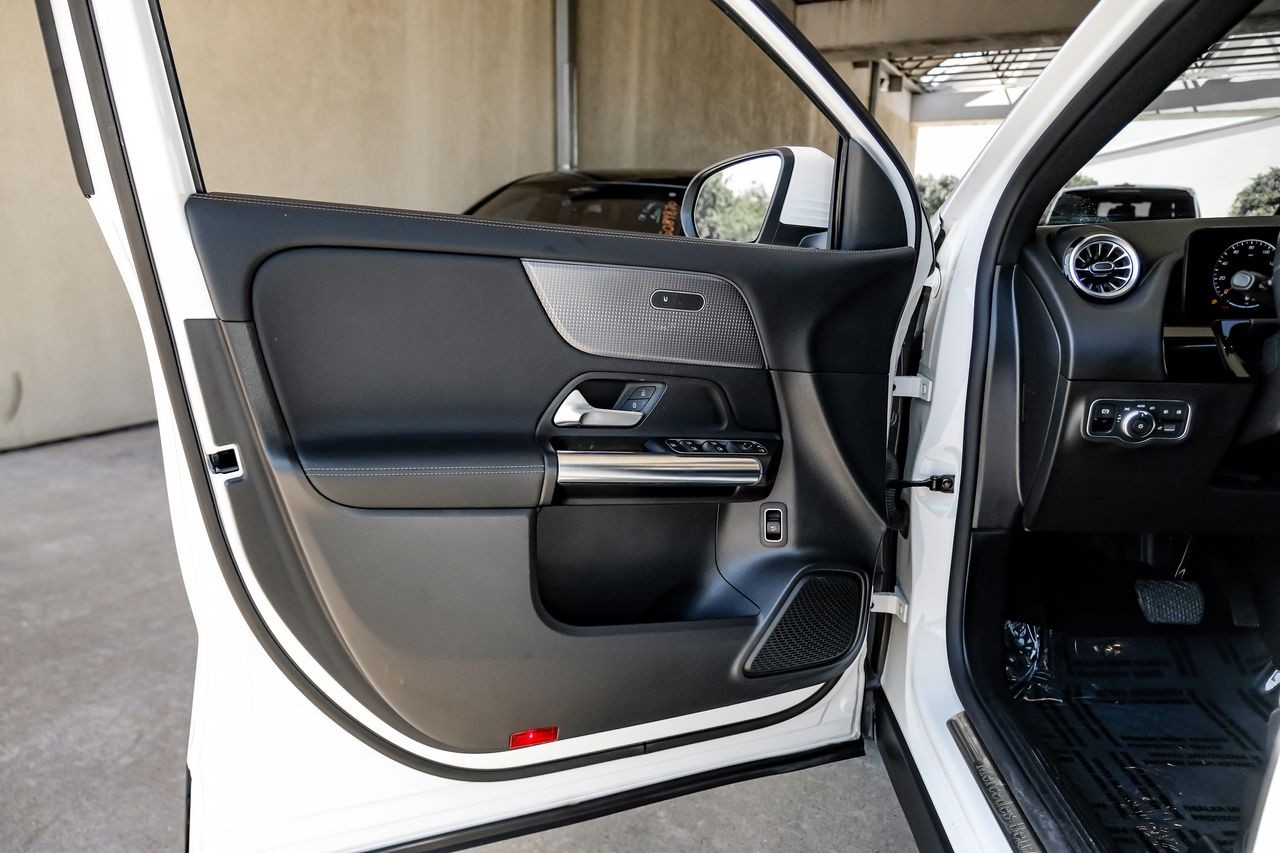 Mercedes-Benz GLA Vehicle Main Gallery Image 45