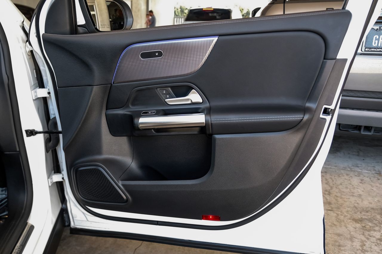 Mercedes-Benz GLA Vehicle Main Gallery Image 47