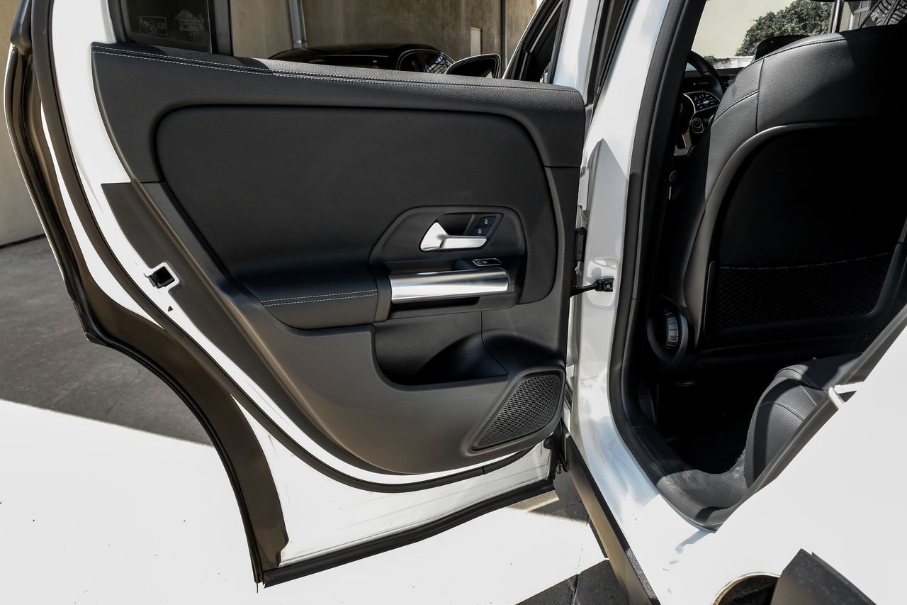 Mercedes-Benz GLA Vehicle Main Gallery Image 48