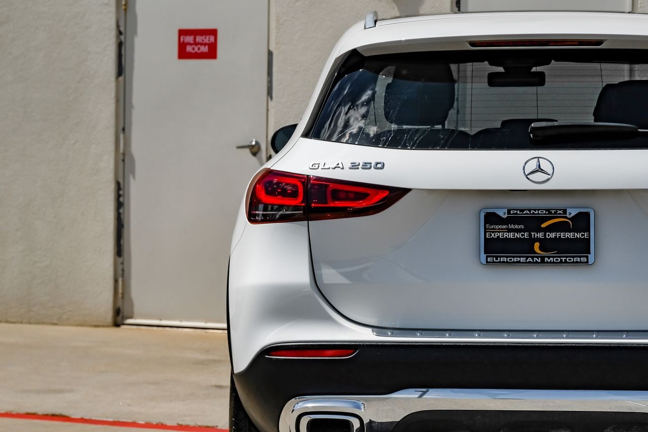 Mercedes-Benz GLA Vehicle Main Gallery Image 51