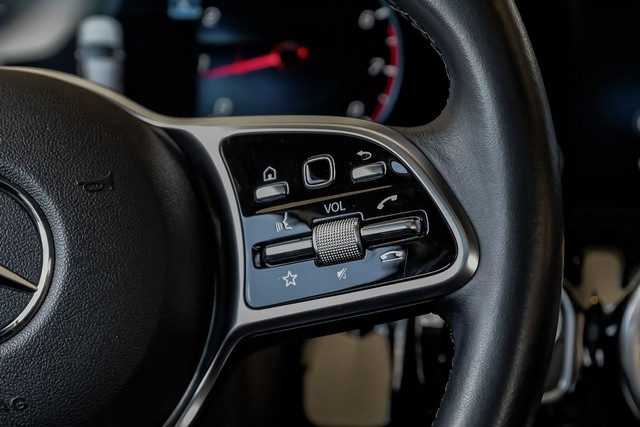 Mercedes-Benz GLA Vehicle Main Gallery Image 19