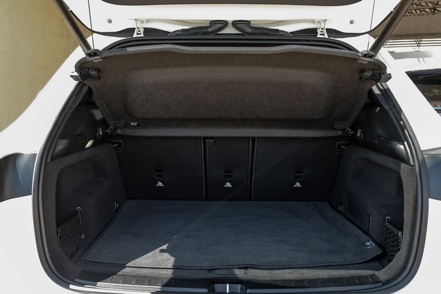 Mercedes-Benz GLA Vehicle Main Gallery Image 52