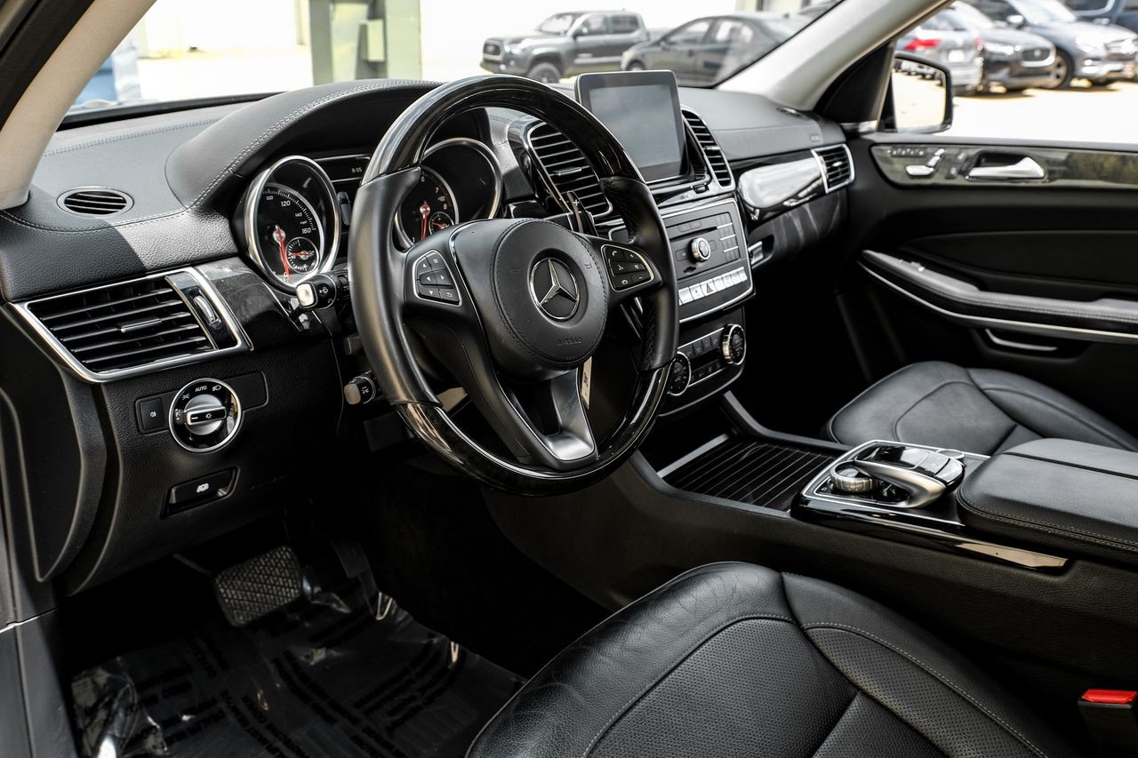 Mercedes-Benz GLS Vehicle Main Gallery Image 03