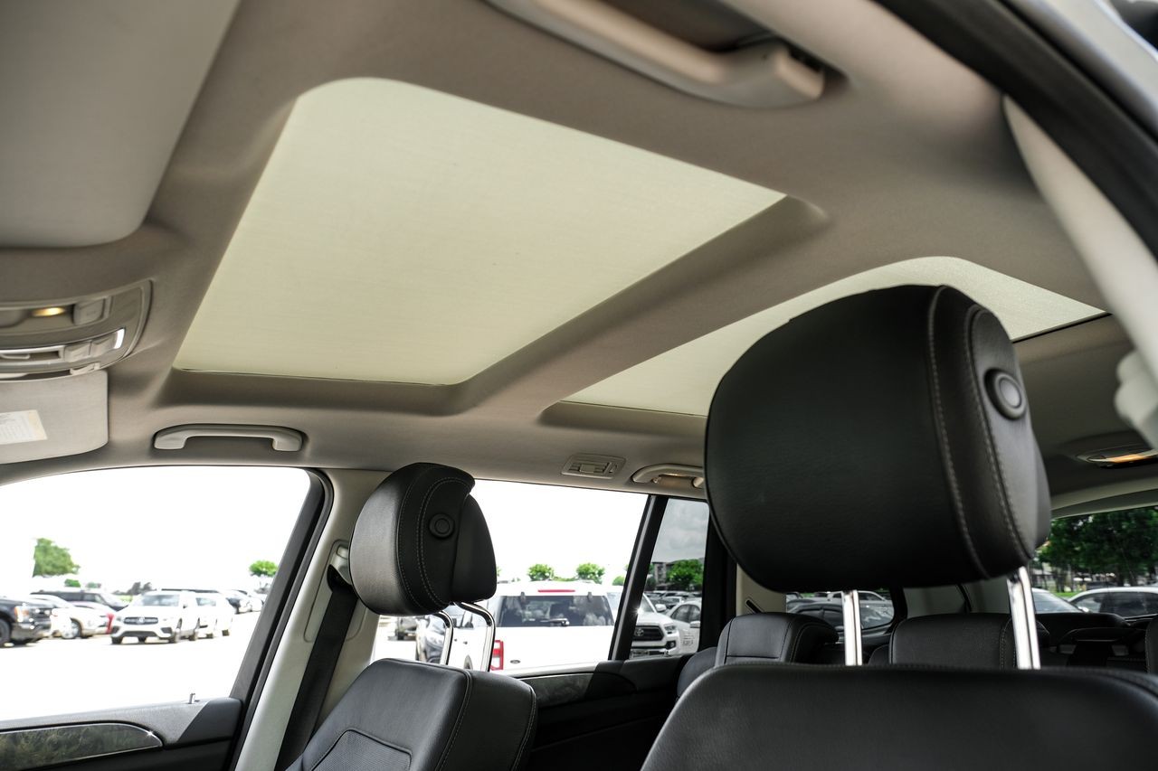 Mercedes-Benz GLS Vehicle Main Gallery Image 05