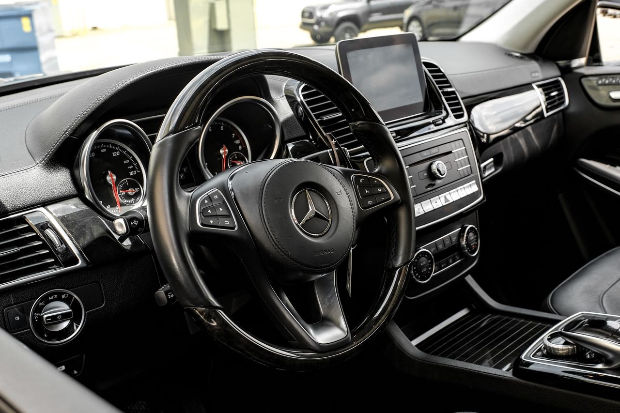 Mercedes-Benz GLS Vehicle Main Gallery Image 16