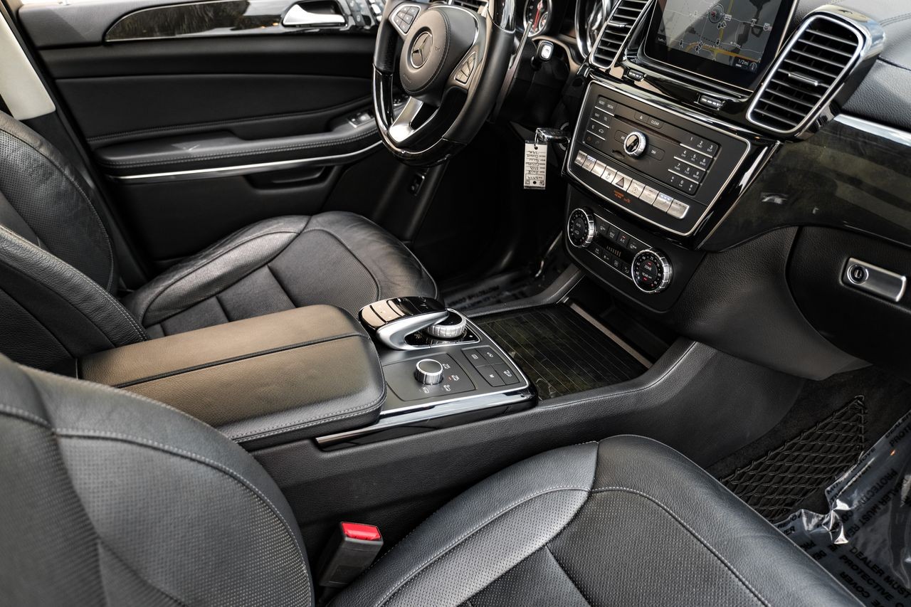 Mercedes-Benz GLS Vehicle Main Gallery Image 23