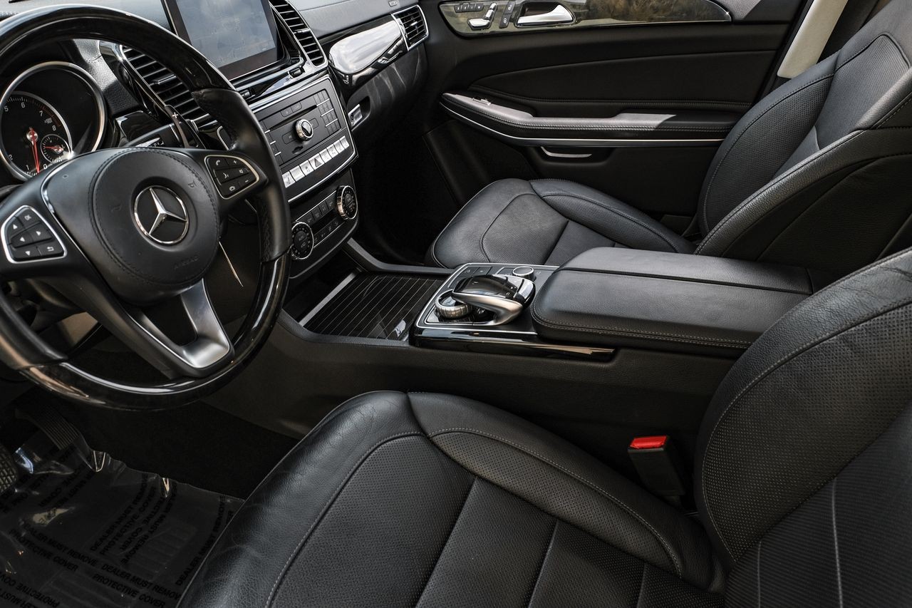 Mercedes-Benz GLS Vehicle Main Gallery Image 24