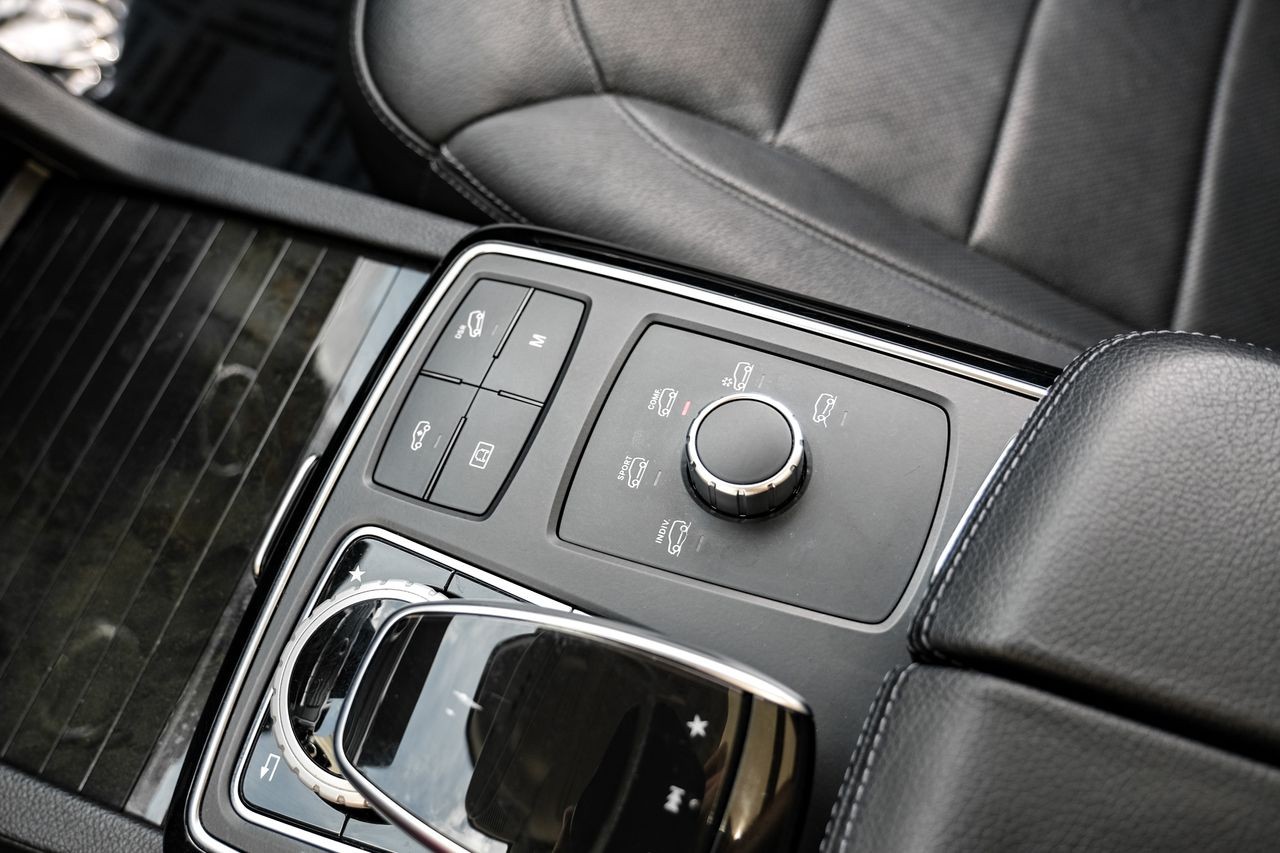 Mercedes-Benz GLS Vehicle Main Gallery Image 25