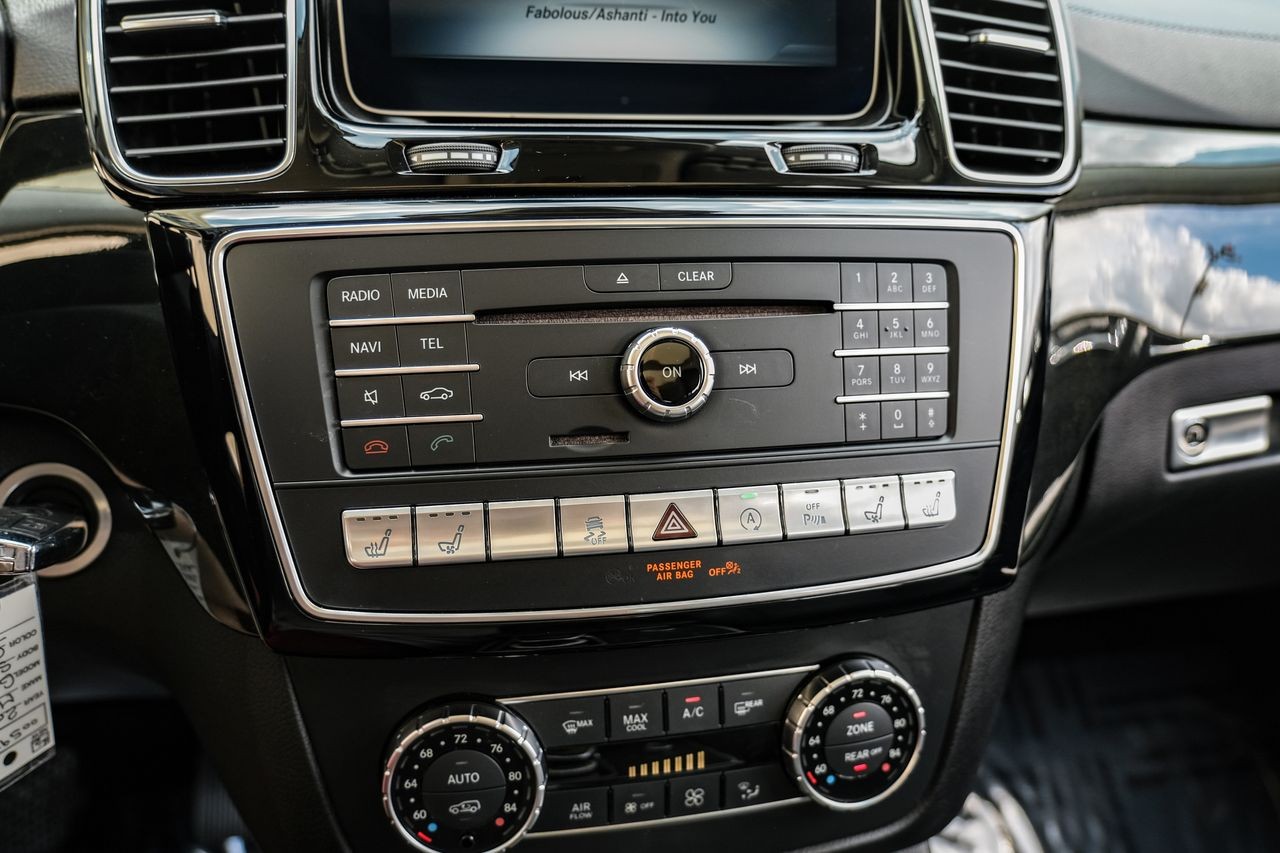 Mercedes-Benz GLS Vehicle Main Gallery Image 26