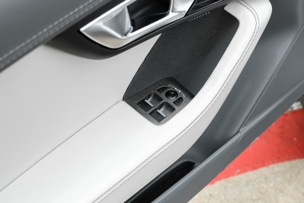 Jaguar F-Type Vehicle Main Gallery Image 37