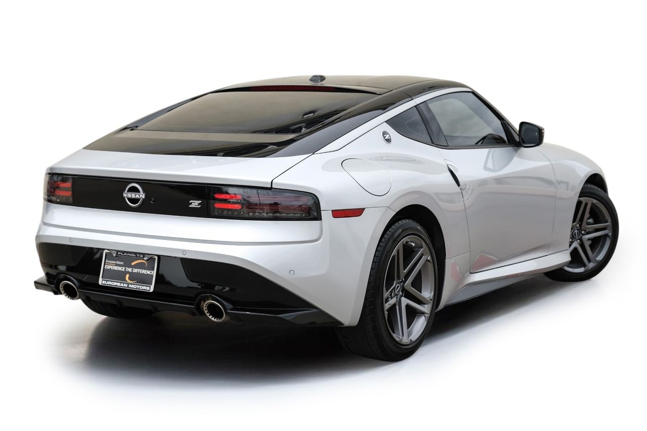Nissan Z Vehicle Main Gallery Image 08