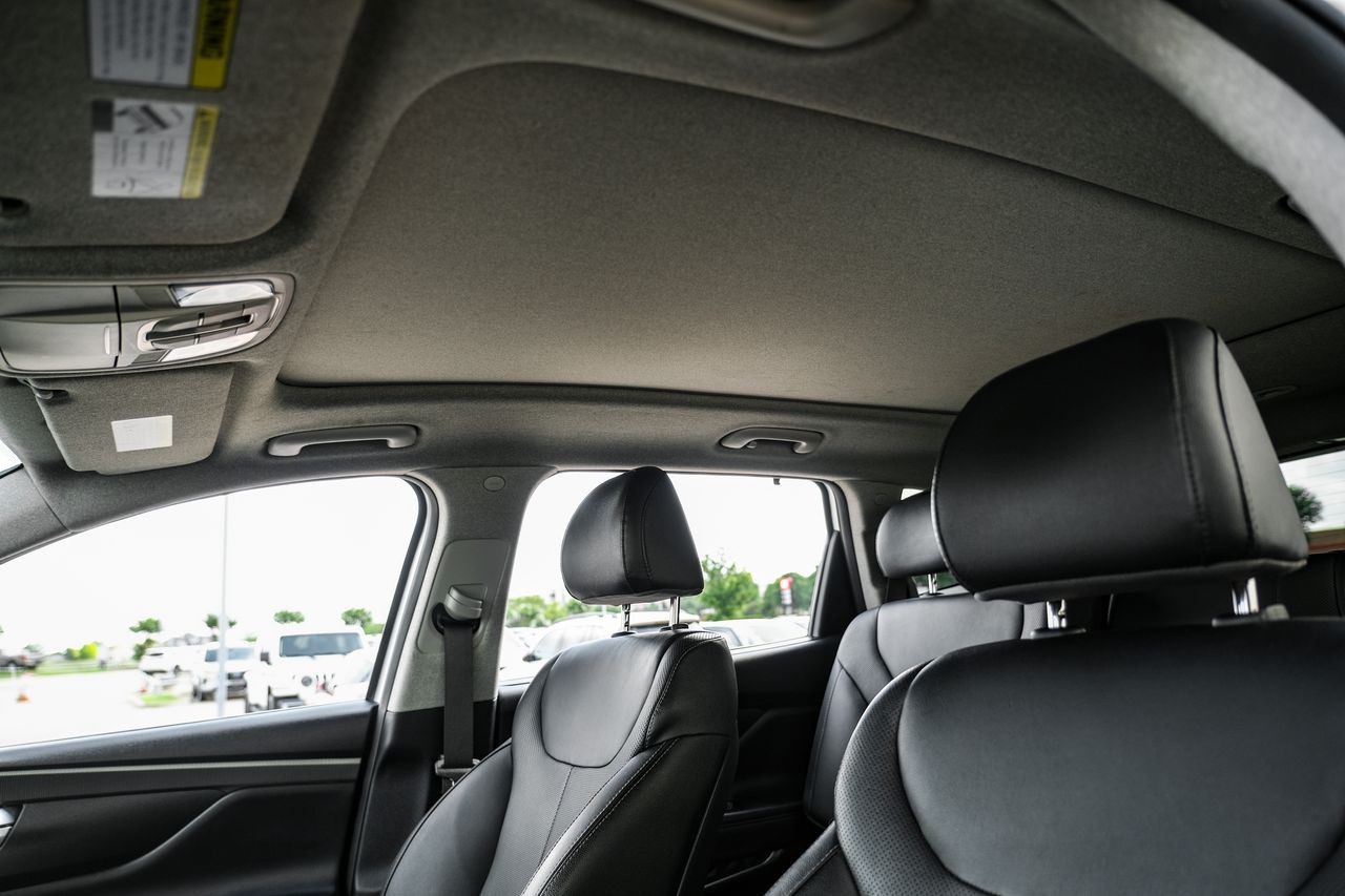 Hyundai Santa Fe Vehicle Main Gallery Image 05