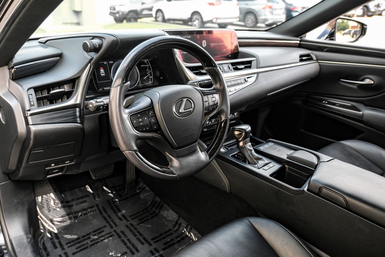 Lexus ES Vehicle Main Gallery Image 03