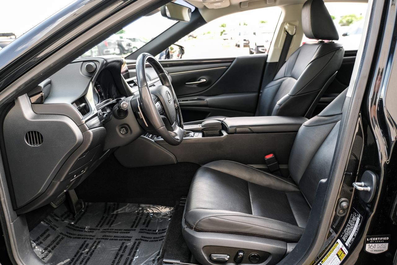 Lexus ES Vehicle Main Gallery Image 04