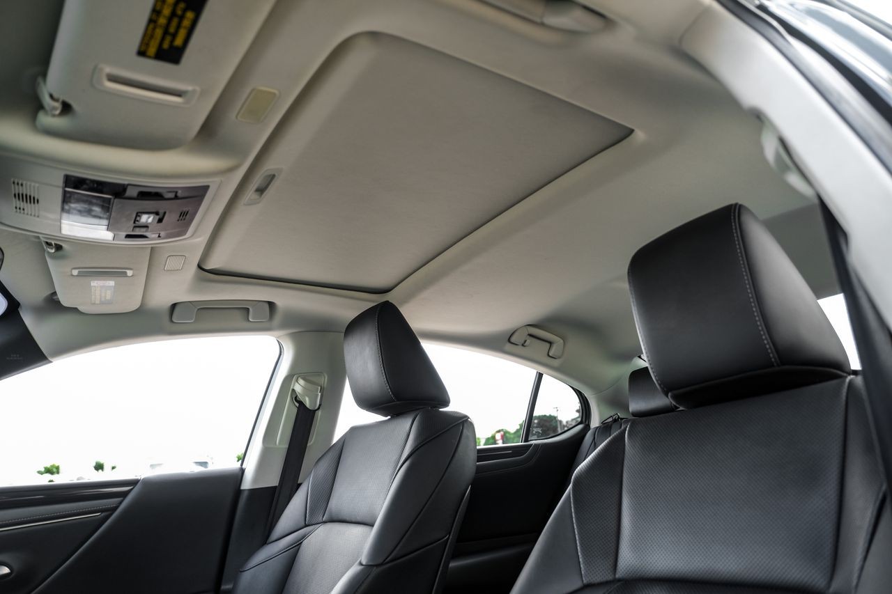 Lexus ES Vehicle Main Gallery Image 05
