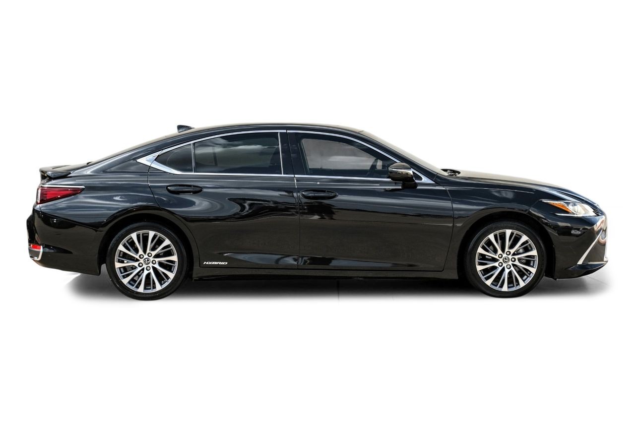 Lexus ES Vehicle Main Gallery Image 08