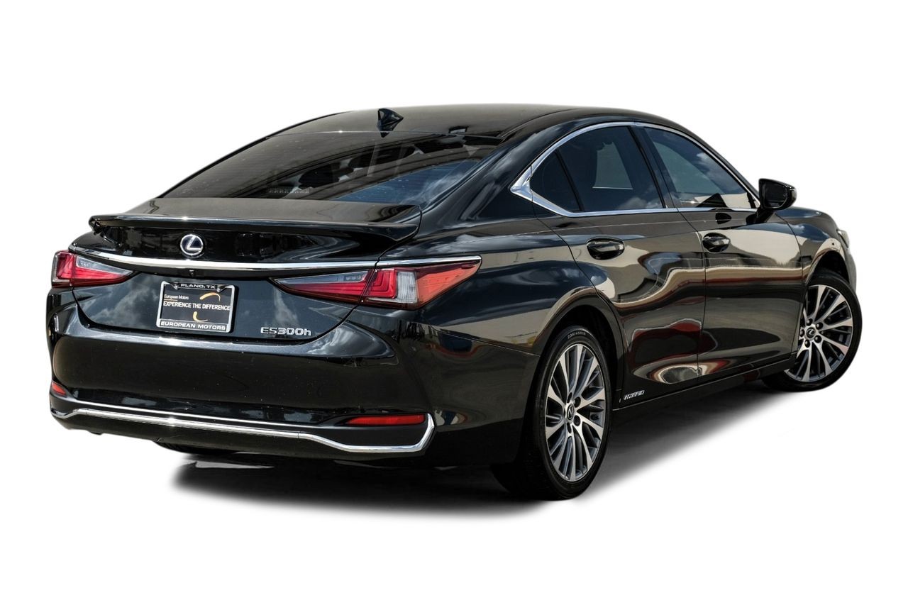 Lexus ES Vehicle Main Gallery Image 09