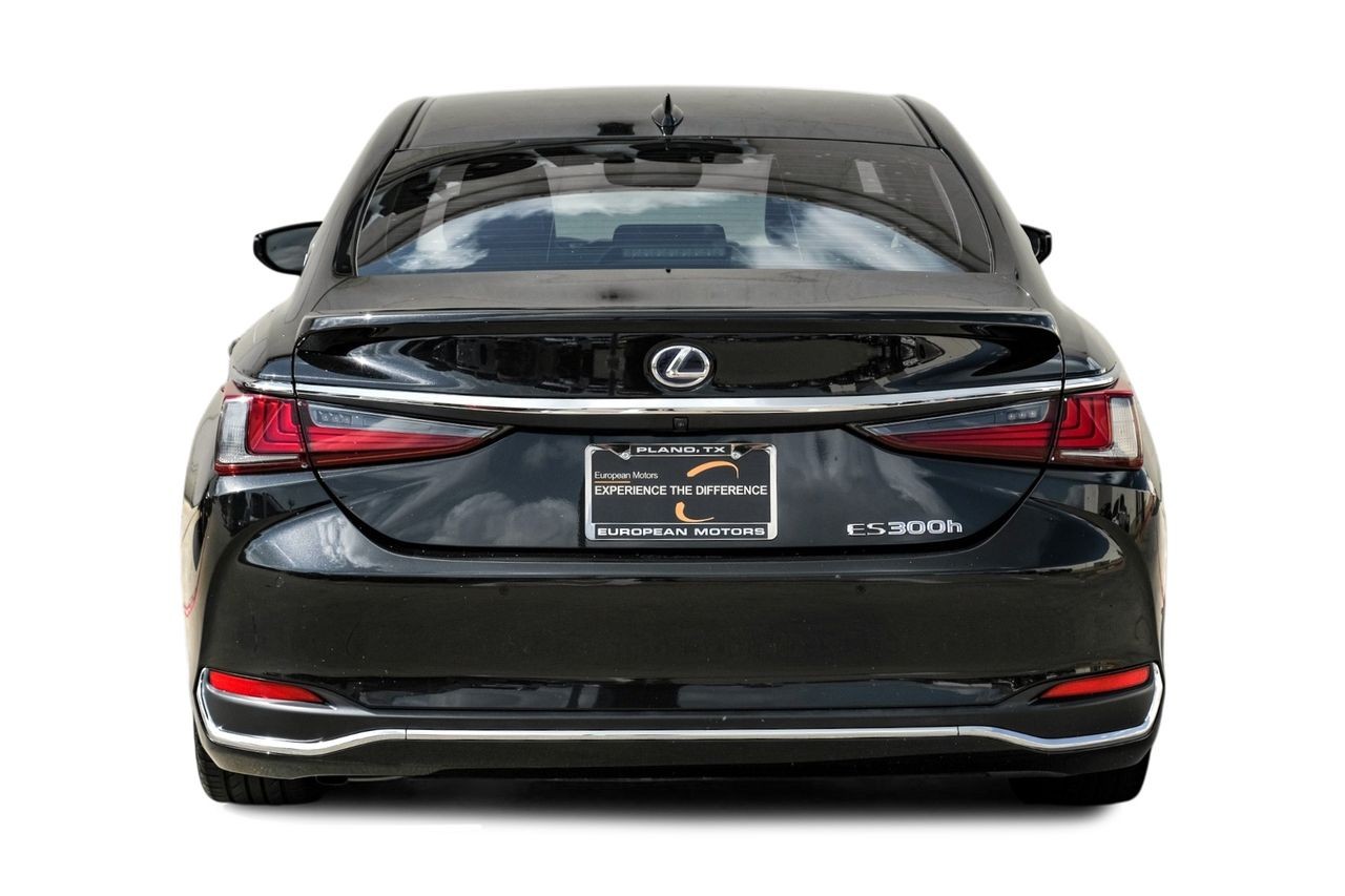 Lexus ES Vehicle Main Gallery Image 10