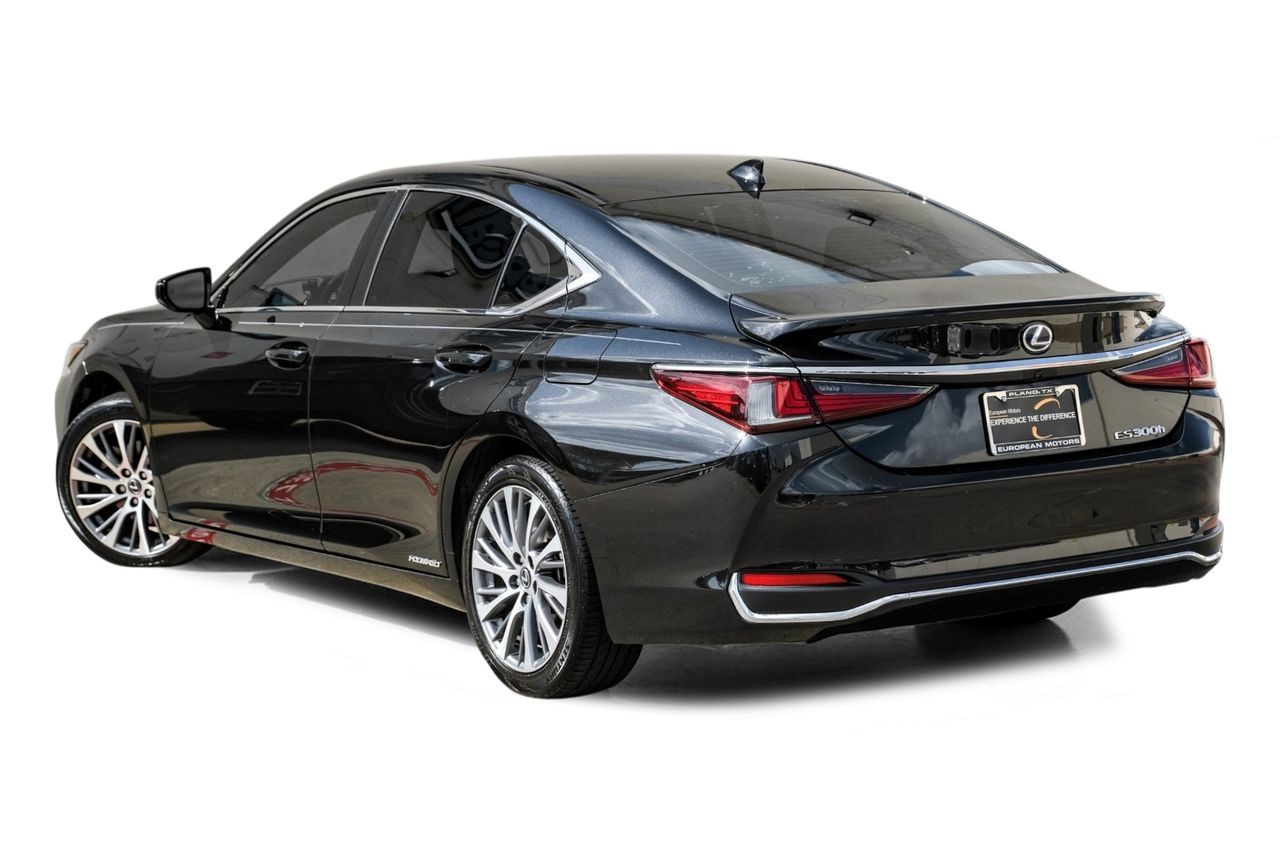 Lexus ES Vehicle Main Gallery Image 11