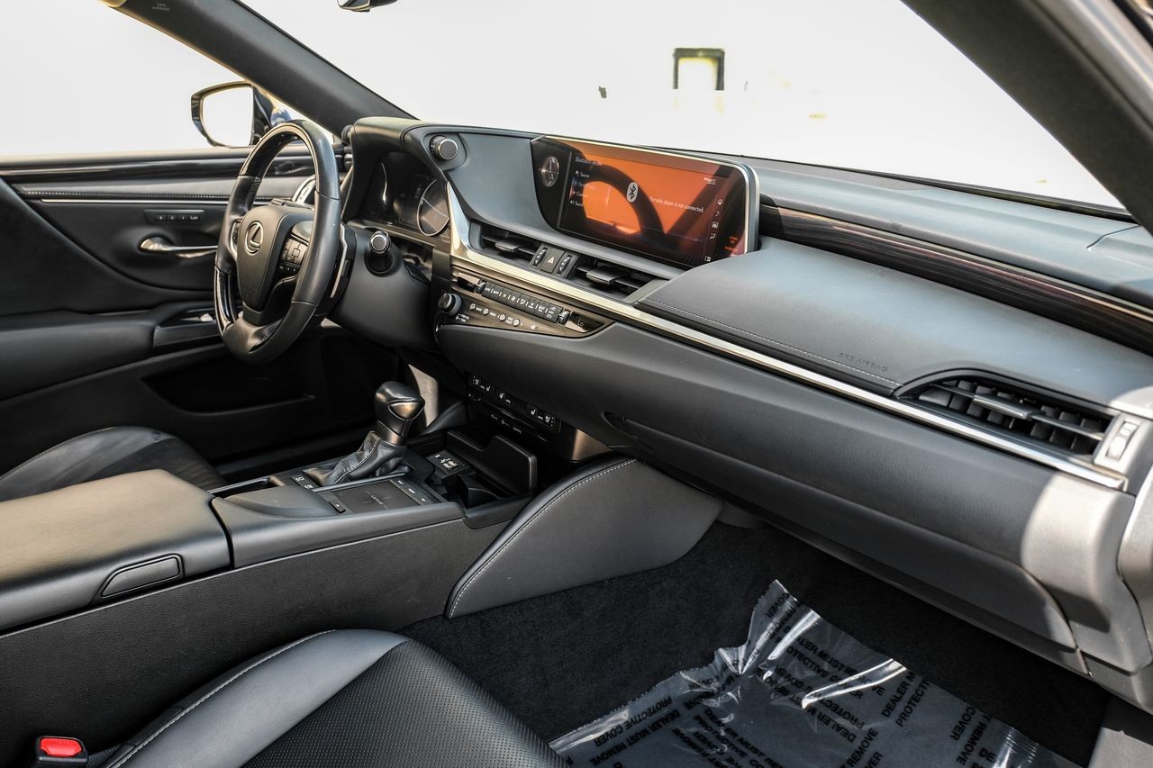 Lexus ES Vehicle Main Gallery Image 13