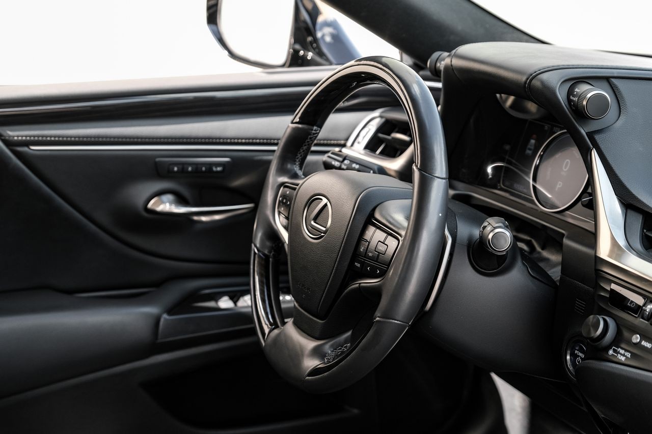 Lexus ES Vehicle Main Gallery Image 14