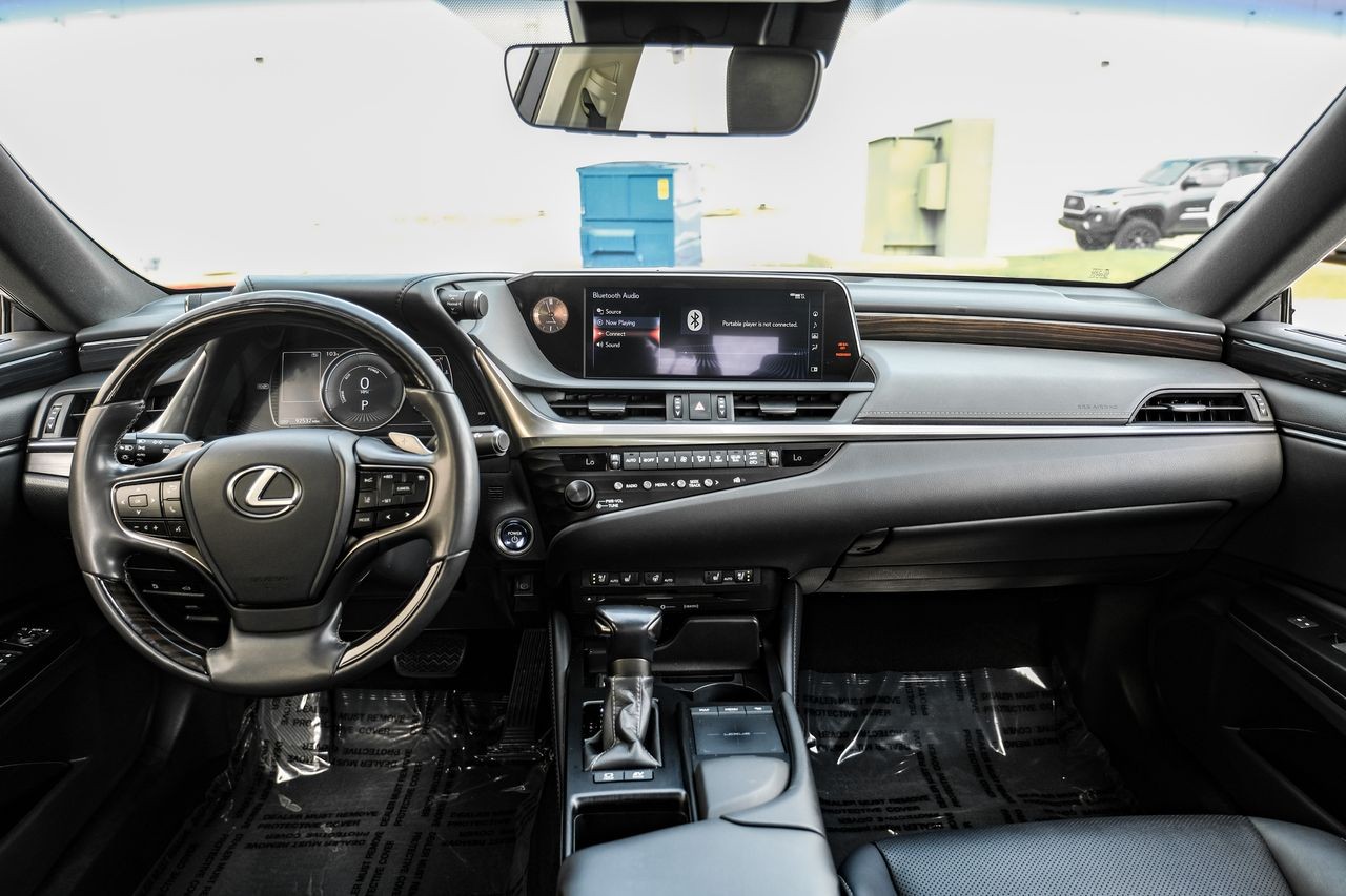 Lexus ES Vehicle Main Gallery Image 15