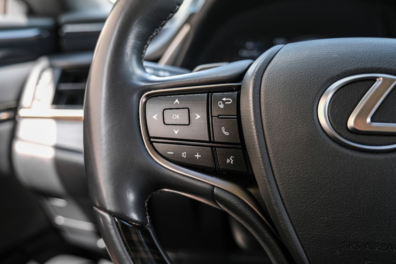 Lexus ES Vehicle Main Gallery Image 17