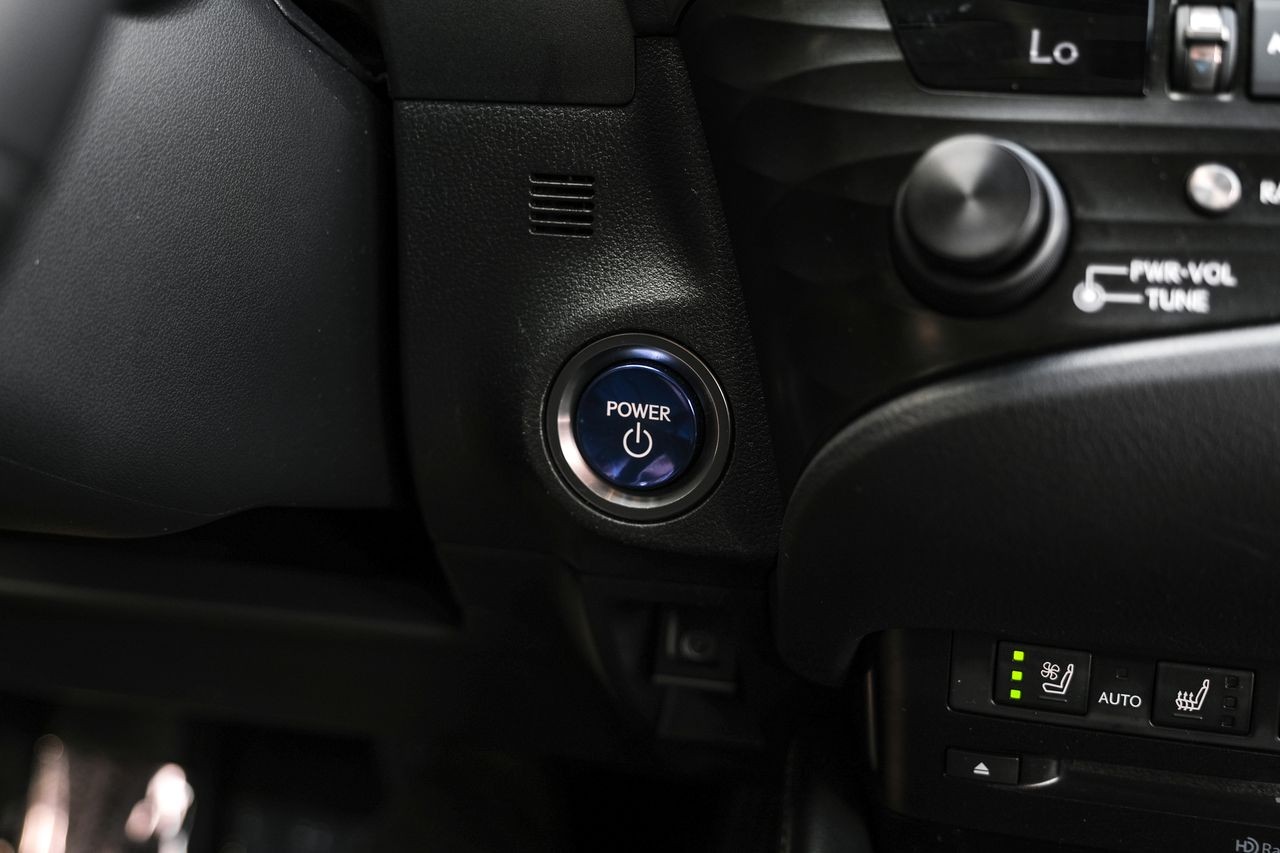 Lexus ES Vehicle Main Gallery Image 21