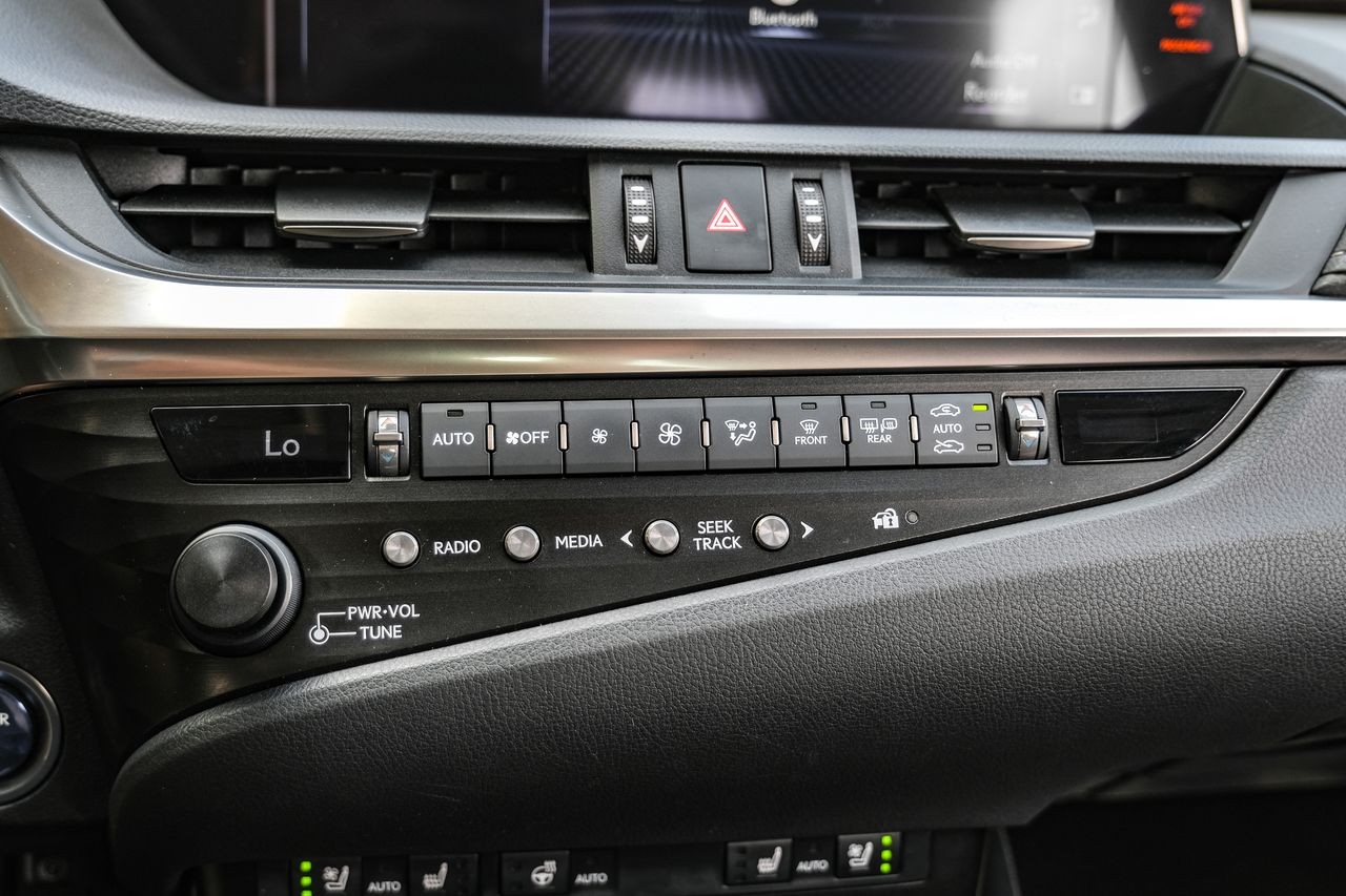 Lexus ES Vehicle Main Gallery Image 28
