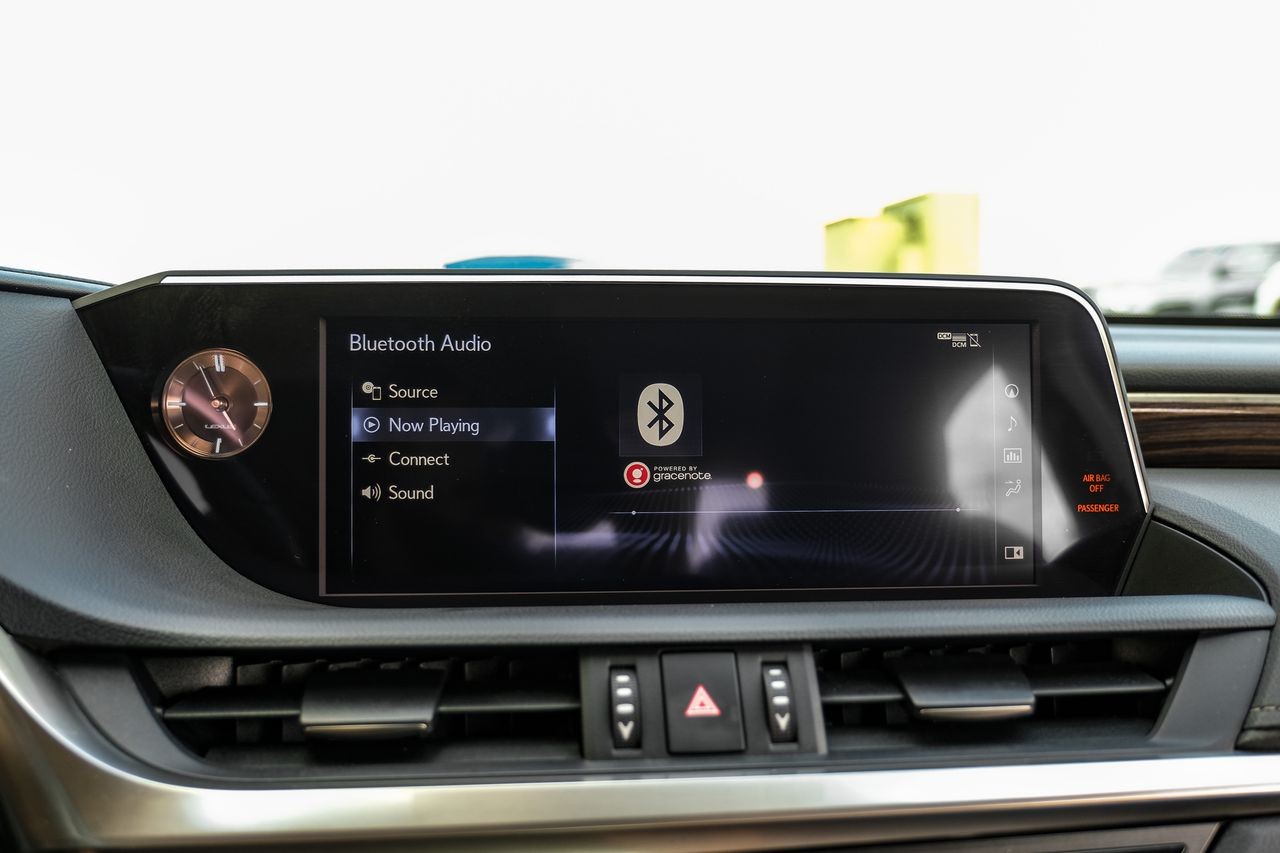 Lexus ES Vehicle Main Gallery Image 32