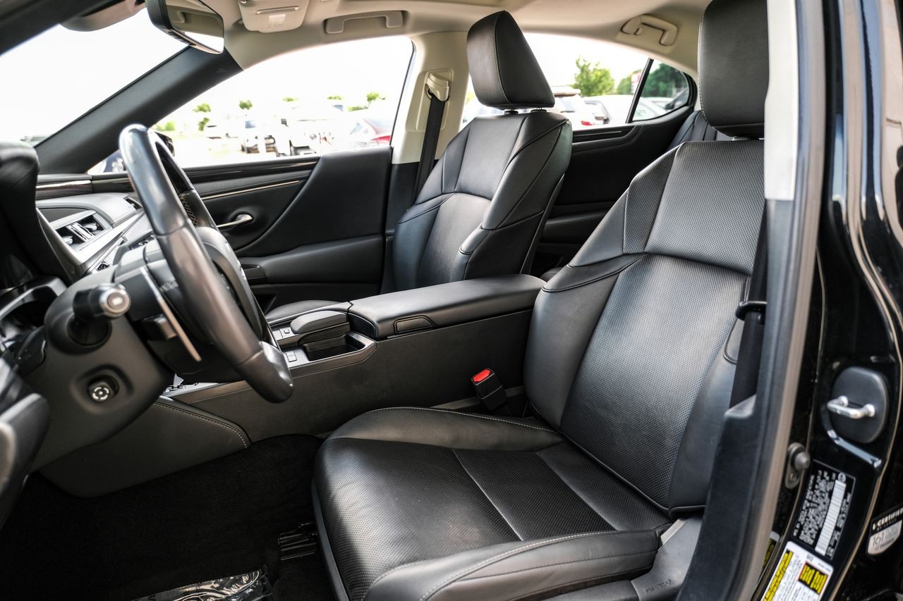 Lexus ES Vehicle Main Gallery Image 33