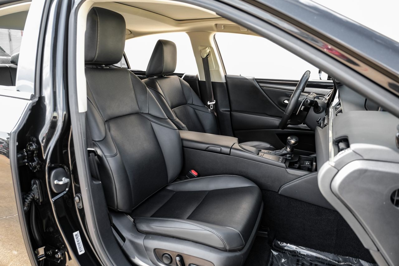 Lexus ES Vehicle Main Gallery Image 36