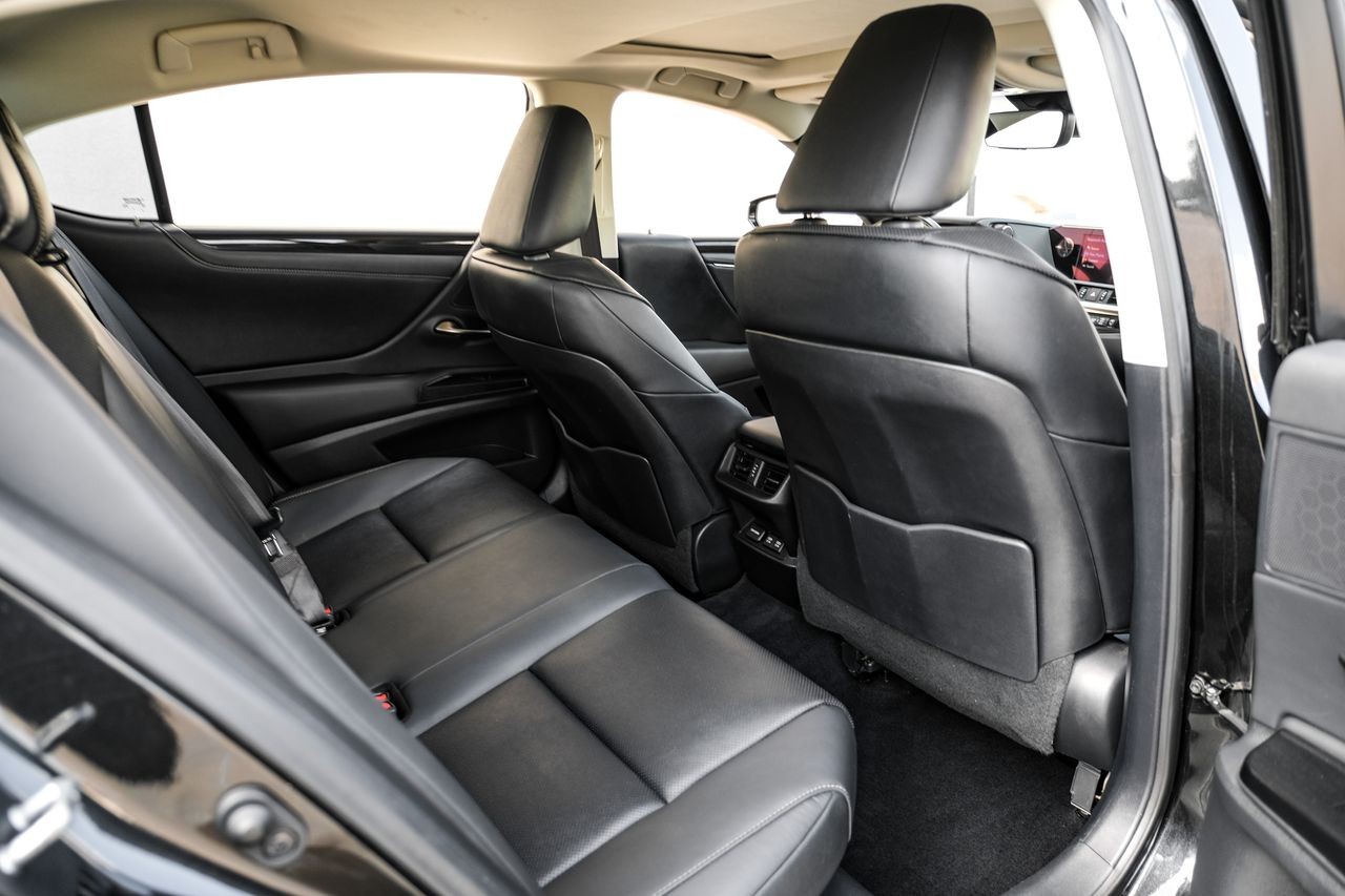 Lexus ES Vehicle Main Gallery Image 38
