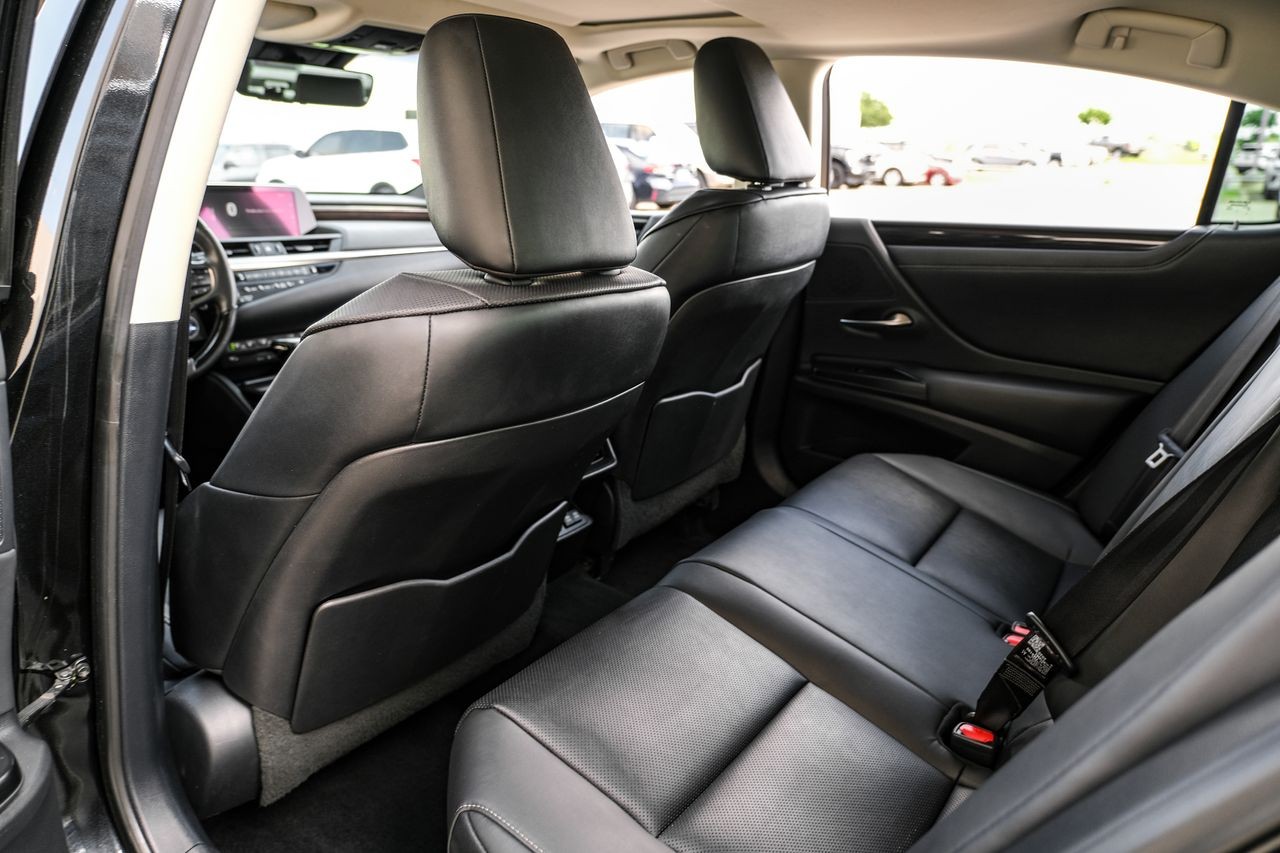 Lexus ES Vehicle Main Gallery Image 39
