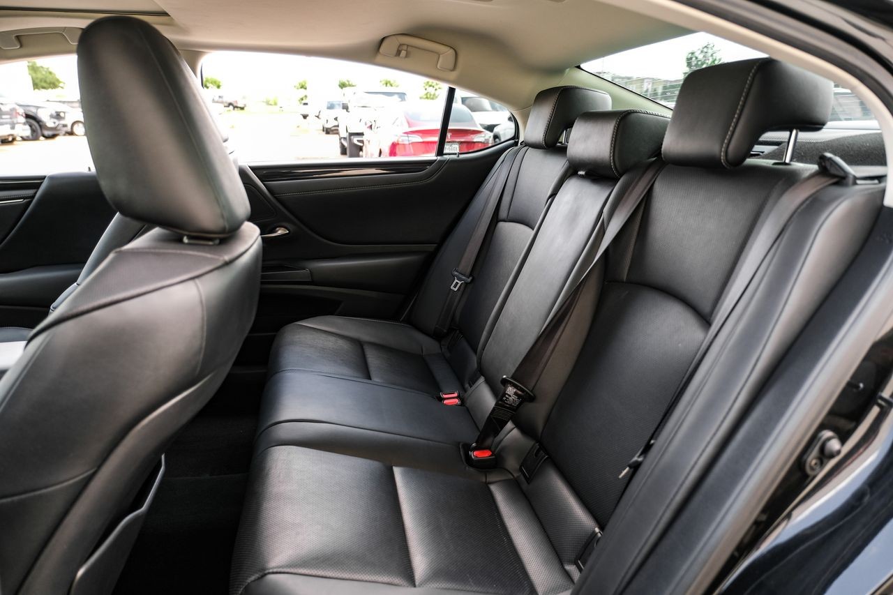 Lexus ES Vehicle Main Gallery Image 40