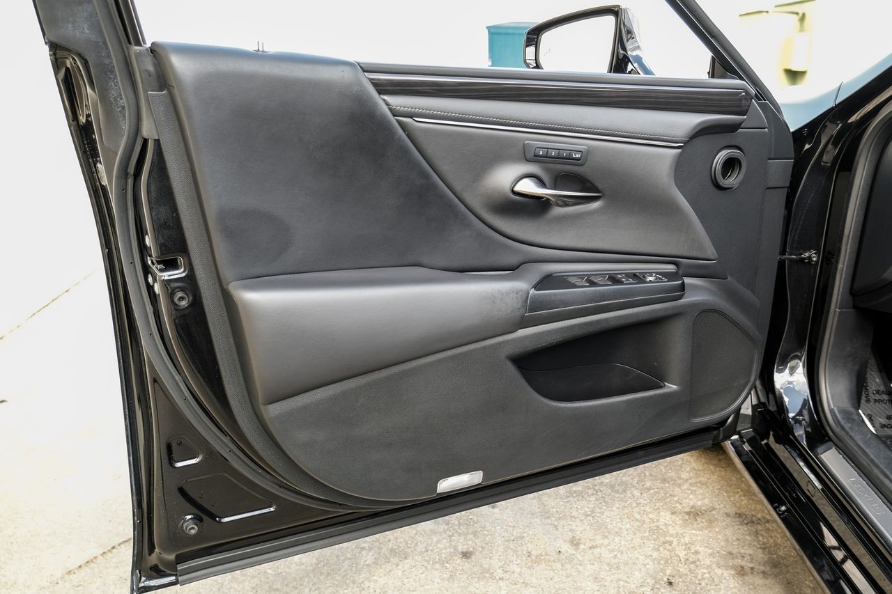 Lexus ES Vehicle Main Gallery Image 43