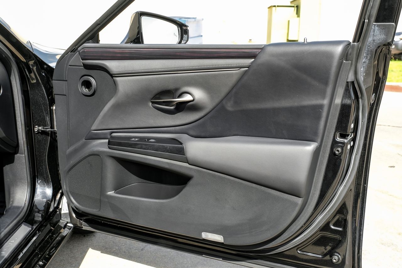Lexus ES Vehicle Main Gallery Image 45
