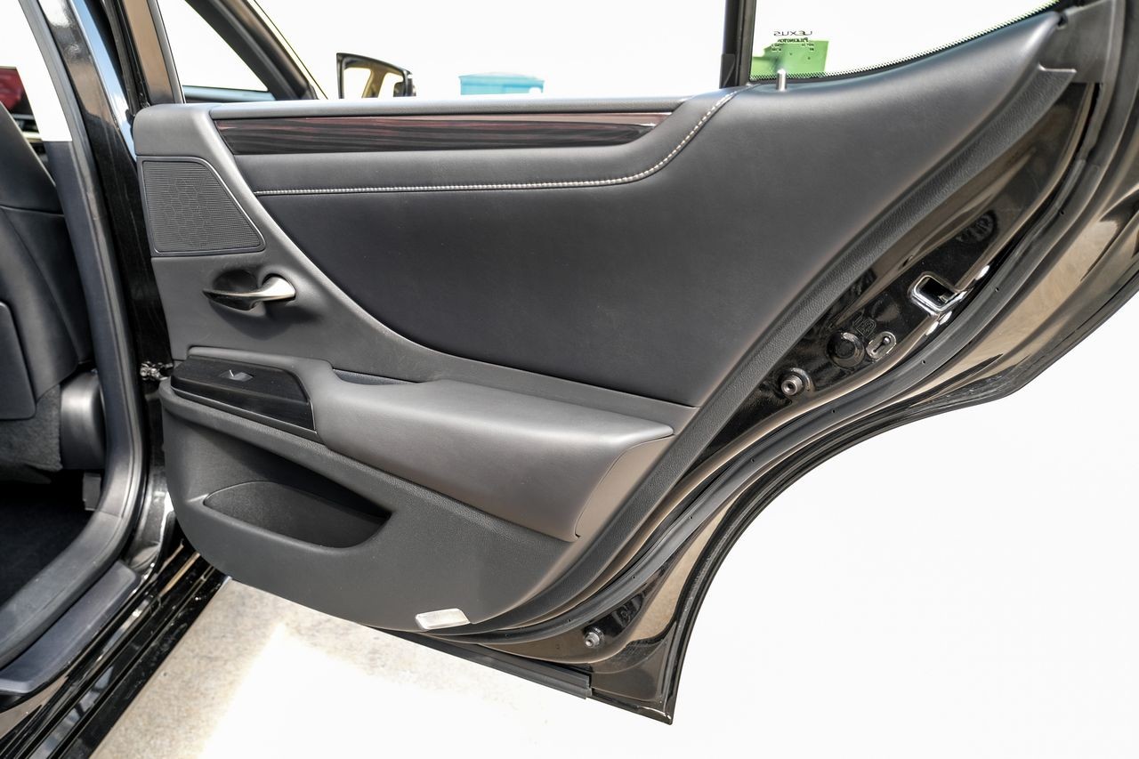 Lexus ES Vehicle Main Gallery Image 46