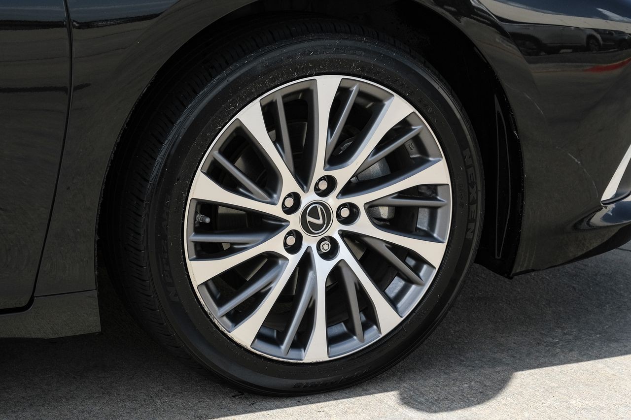 Lexus ES Vehicle Main Gallery Image 52