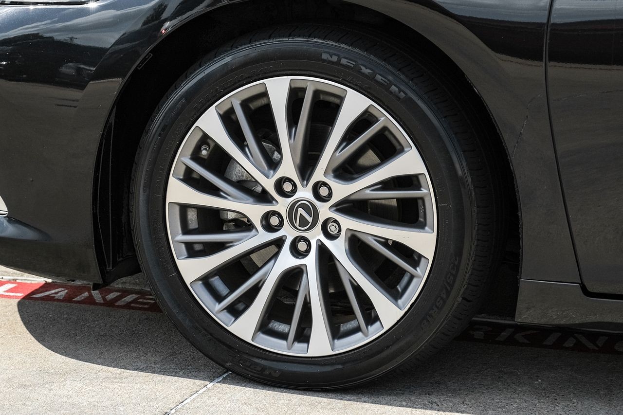 Lexus ES Vehicle Main Gallery Image 53