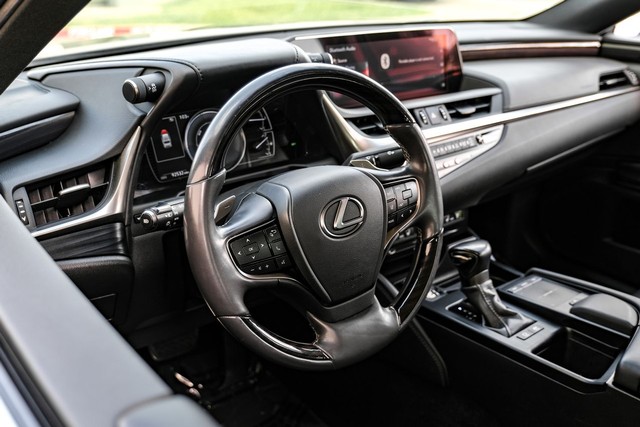 Lexus ES Vehicle Main Gallery Image 16