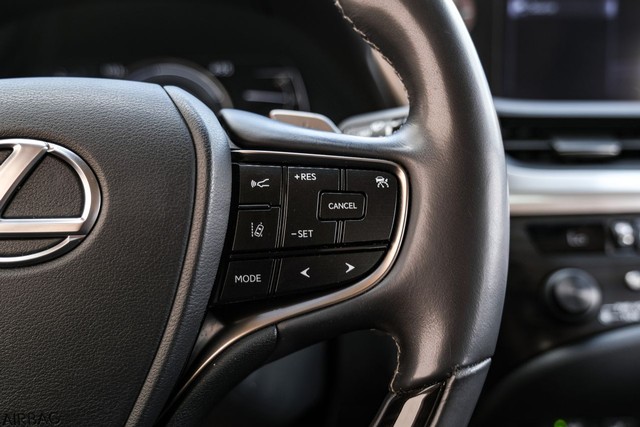 Lexus ES Vehicle Main Gallery Image 18