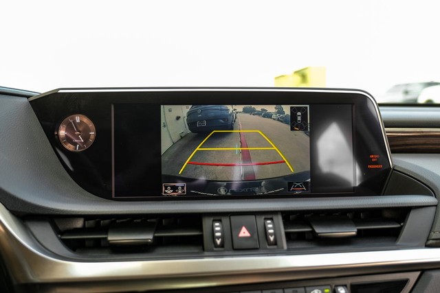 Lexus ES Vehicle Main Gallery Image 23