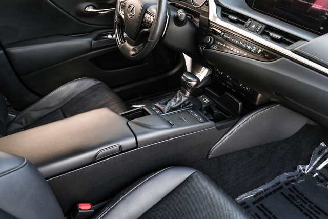 Lexus ES Vehicle Main Gallery Image 24
