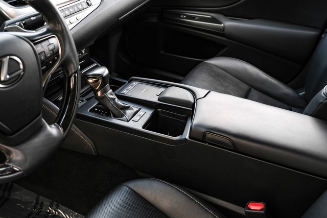 Lexus ES Vehicle Main Gallery Image 25