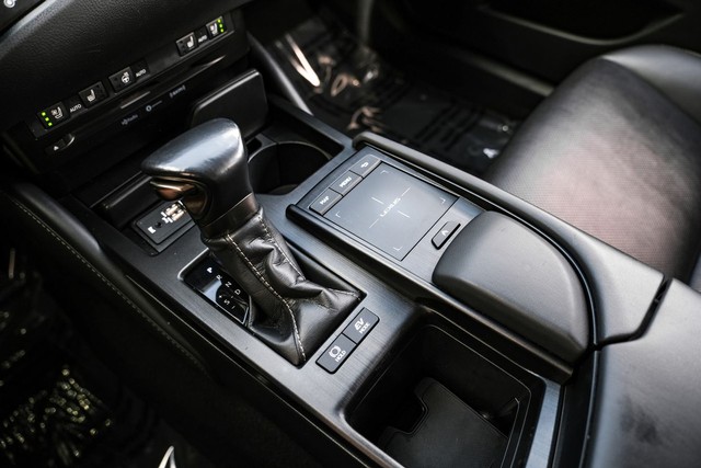 Lexus ES Vehicle Main Gallery Image 26