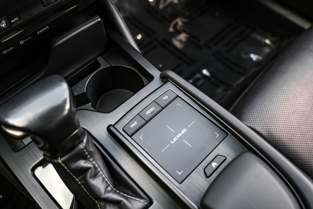 Lexus ES Vehicle Main Gallery Image 27